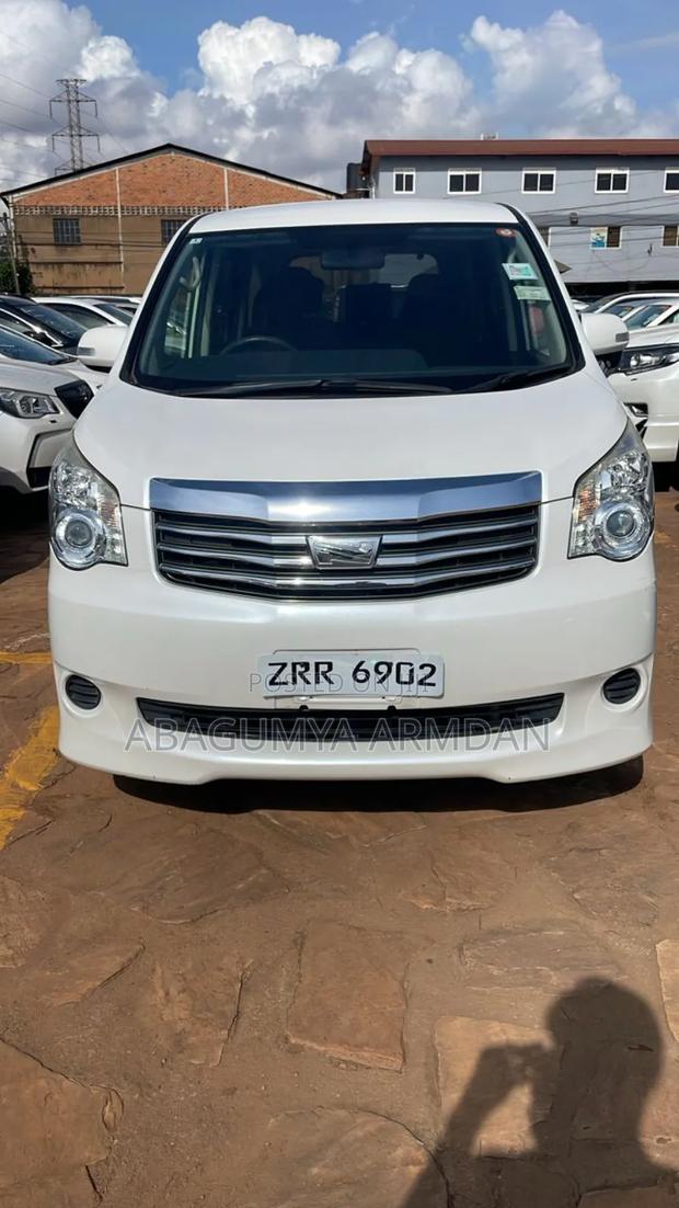 Toyota Noah 2.0 143hp AWD (7 Seater) 2013 White