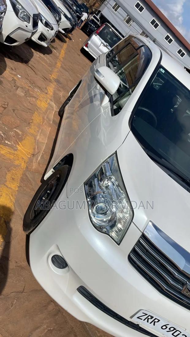 Toyota Noah 2.0 143hp AWD (7 Seater) 2013 White