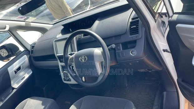 Toyota Noah 2.0 143hp AWD (7 Seater) 2013 White