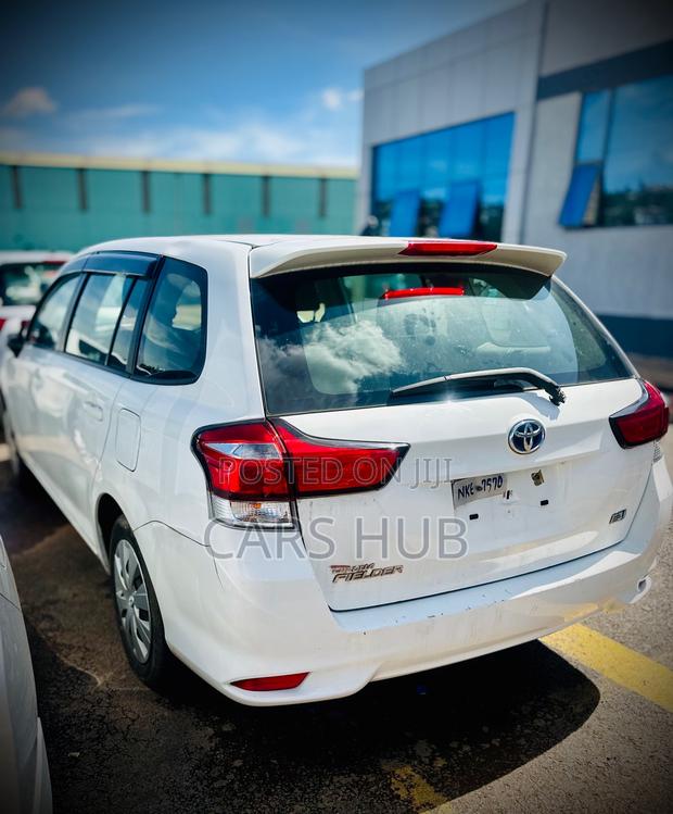 Toyota Corolla Fielder 1.5 Hybrid FWD 2017 White