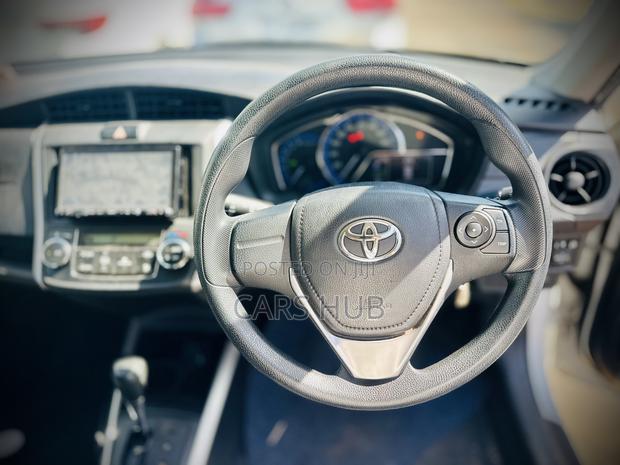 Toyota Corolla Fielder 1.5 Hybrid FWD 2017 White