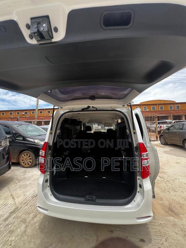 Toyota Noah 2.0 143hp AWD (8 Seater) 2012 White