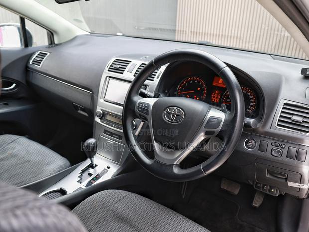 Toyota Avensis 2012 Silver