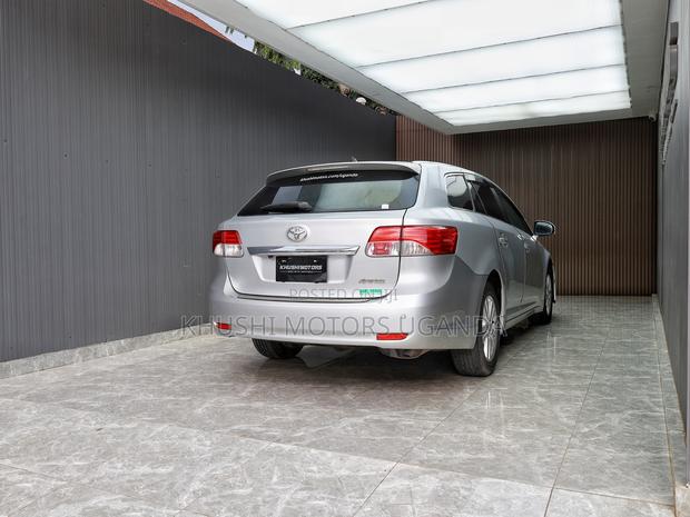 Toyota Avensis 2012 Silver