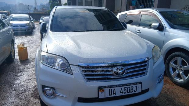 Toyota Vanguard 2011 White