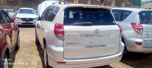 Toyota Vanguard 2012 Off white