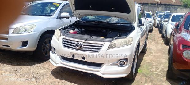 Toyota Vanguard 2012 Off white