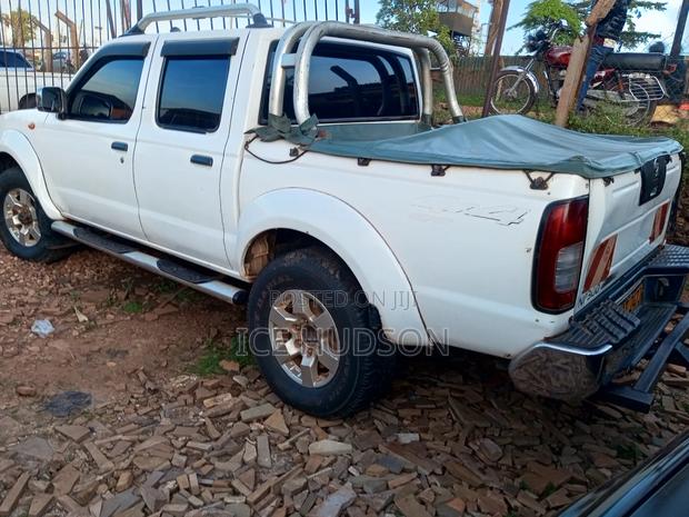 Nissan DoubleCab 2005 White