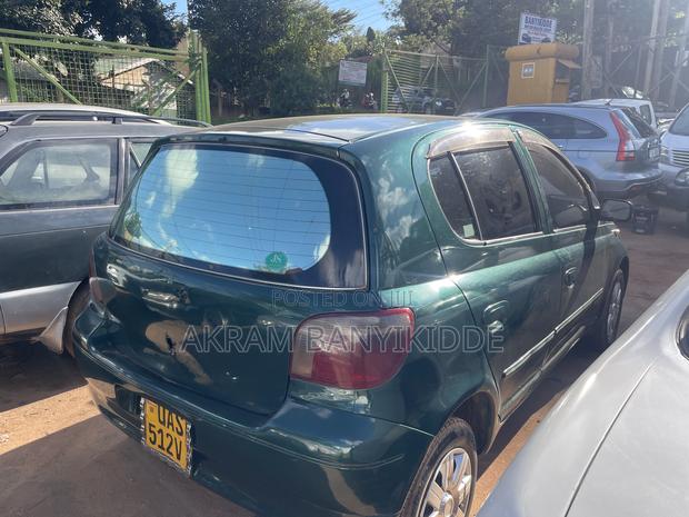 Toyota Vitz 2000 Green