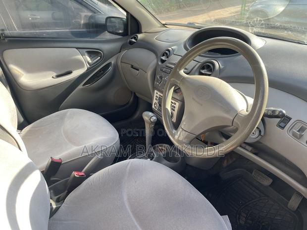 Toyota Vitz 2000 Green