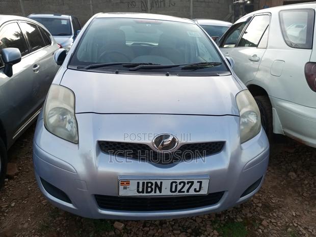 Toyota Vitz 2009 Silver