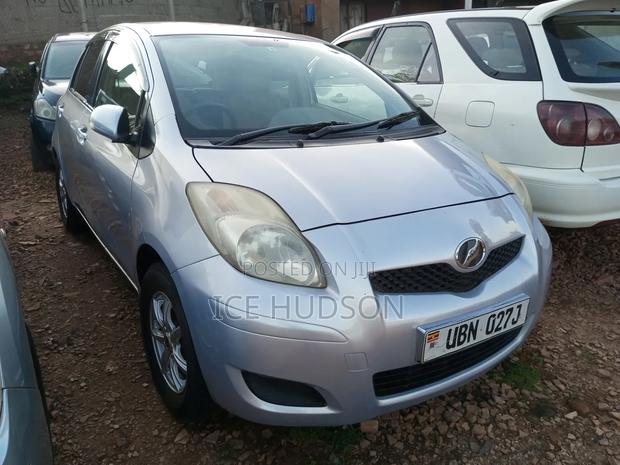 Toyota Vitz 2009 Silver