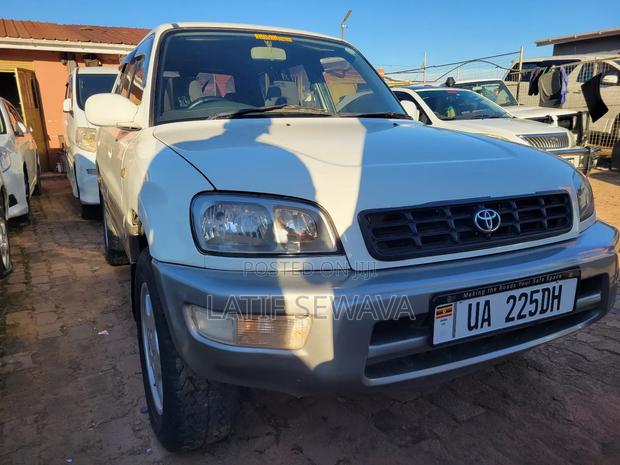 Toyota RAV4 Automatic 2000 White