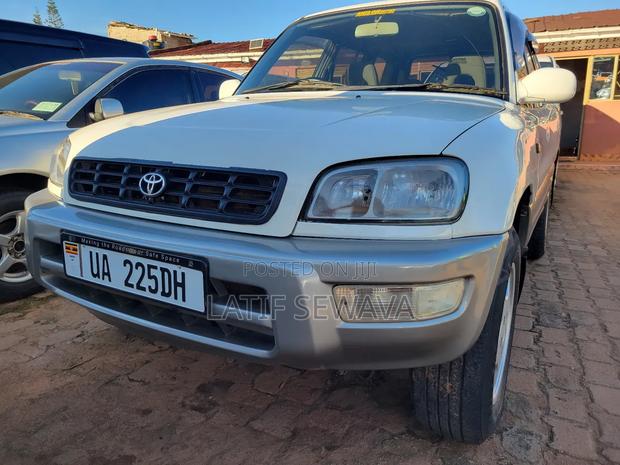 Toyota RAV4 Automatic 2000 White