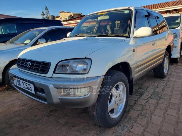 Toyota RAV4 Automatic 2000 White