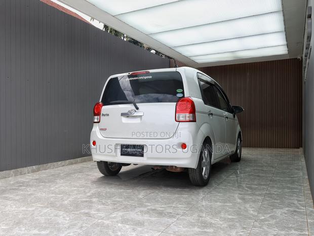 Toyota Porte 2012 Pearl