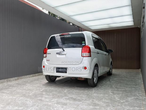 Toyota Porte 2012 Pearl