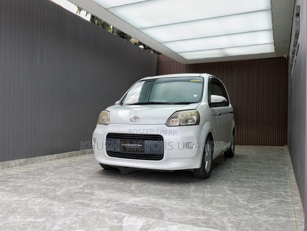 Toyota Porte 2012 Pearl
