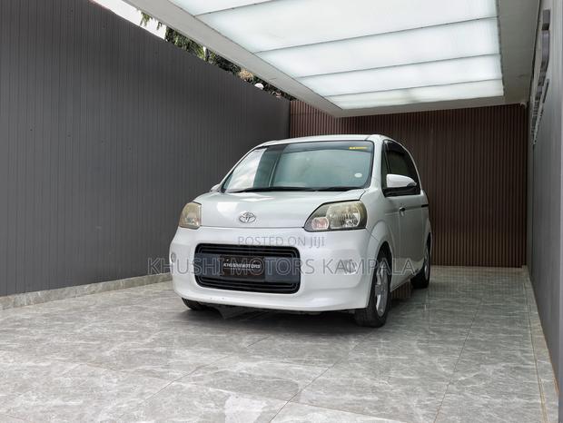 Toyota Porte 2012 Pearl