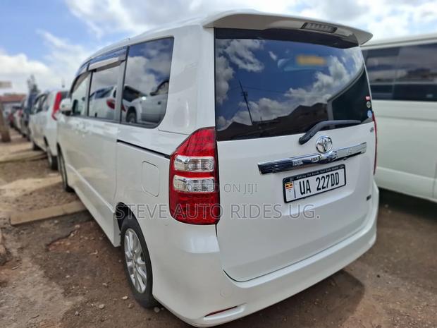 Toyota Noah 2.0 143hp FWD (8 Seater) 2012 White