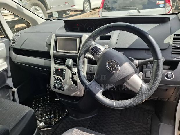 Toyota Noah 2.0 143hp FWD (8 Seater) 2012 White