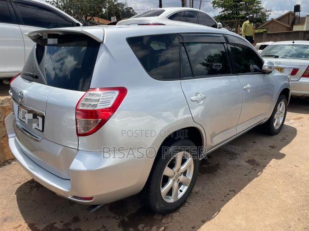 Toyota Vanguard 2011 Silver
