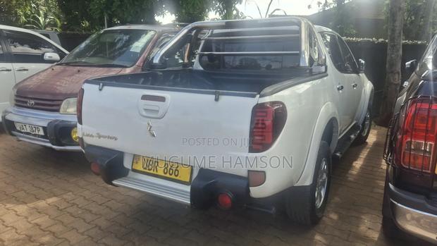 Mitsubishi L200 2010 White
