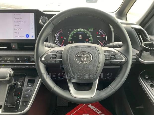 Toyota Noah 2022 Red