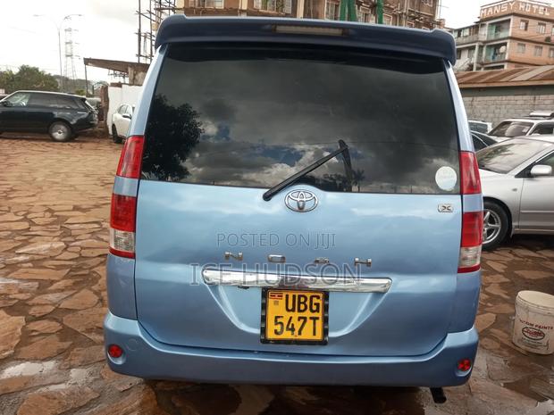 Toyota Noah 2005 Blue