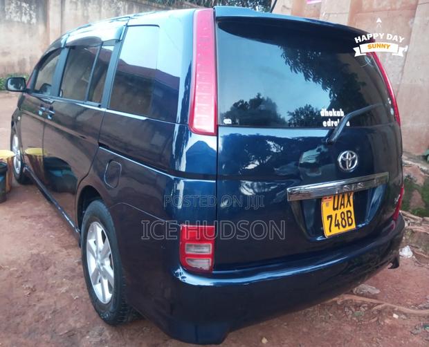 Toyota ISIS 2005 Blue