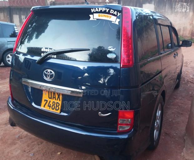 Toyota ISIS 2005 Blue