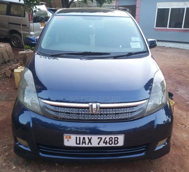 Toyota ISIS 2005 Blue