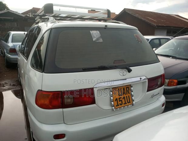 Toyota Ipsum 1999 White