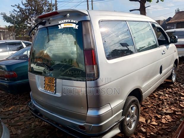 Toyota Noah 2003 Silver
