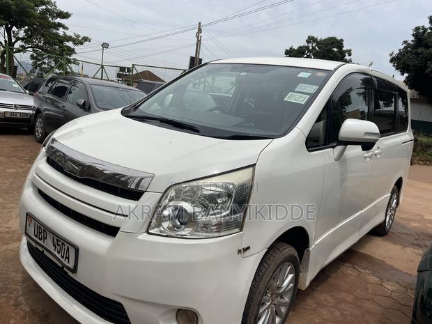 Toyota Noah 2011 Pearl