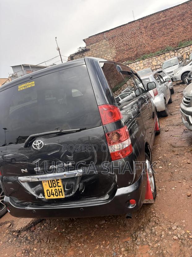 Toyota Noah 2004 Gray