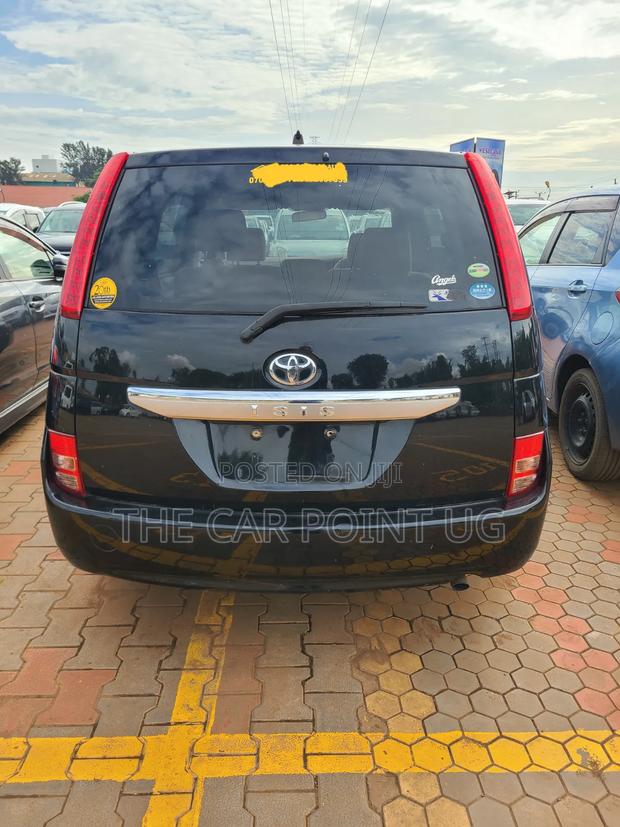 Toyota ISIS 2011 Black