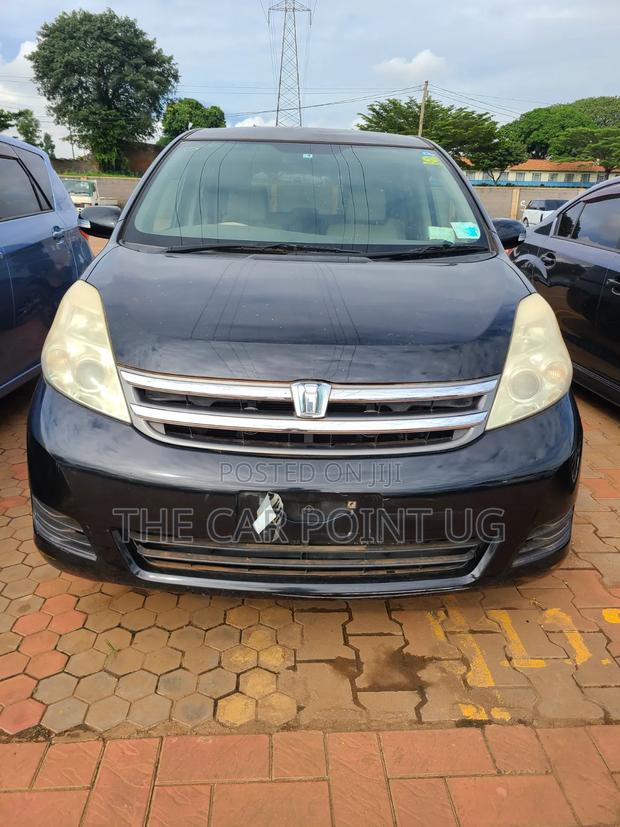 Toyota ISIS 2011 Black