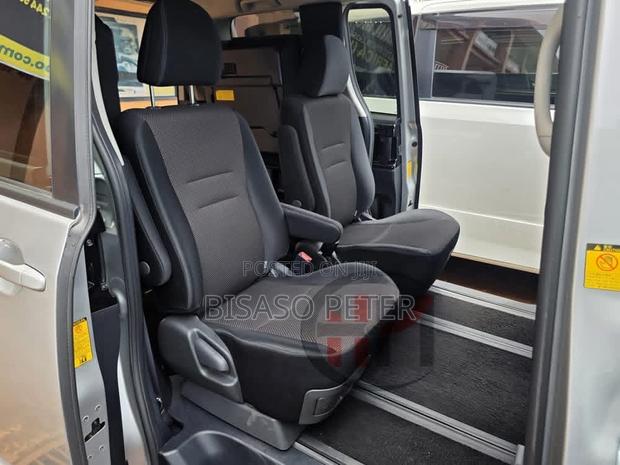 Toyota Noah 2.0 143hp AWD (7 Seater) 2013 Silver