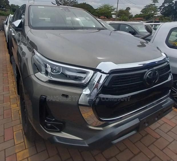 Toyota Hilux 2023 Silver