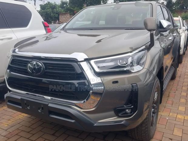 Toyota Hilux 2023 Silver