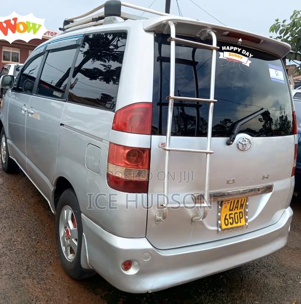 Toyota Noah 2005 Silver