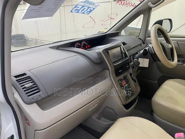 Toyota Noah 2.0 143hp FWD (8 Seater) 2012 White