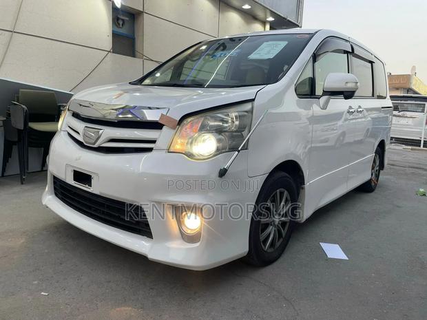 Toyota Noah 2.0 143hp FWD (8 Seater) 2012 White