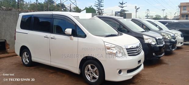 Toyota Noah 2.0 143hp AWD (8 Seater) 2012 Off white