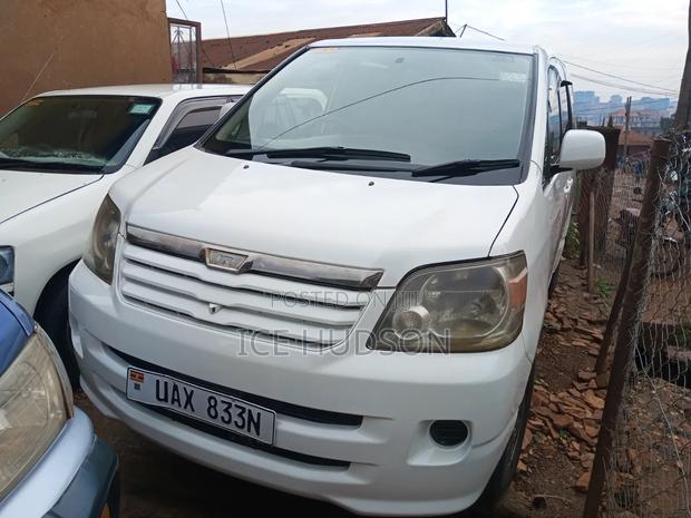 Toyota Noah 2005 White