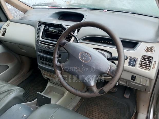 Toyota Nadia 2001