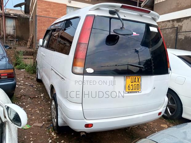 Toyota TownAce Noah 2000