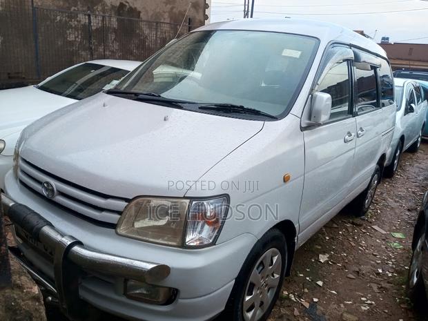 Toyota TownAce Noah 2000