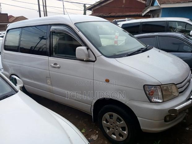 Toyota TownAce Noah 2000
